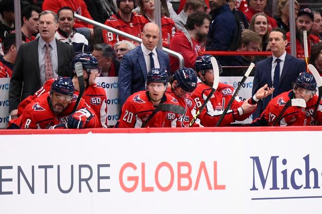 Lavička Washingtonu Capitals s hlavným trénerom Spencerom Carberym. AP Photo/Nick Wass
