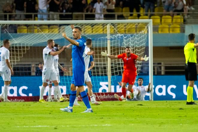 Na snímke slovenskí futbalisti inkasujú gól, uprostred Dimitris Kourbelis oslavuje (Grécko) počas prípravného zápasu Grécko – Slovensko.