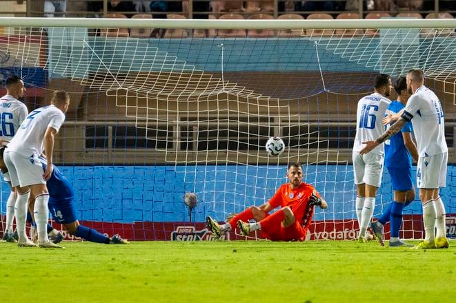 Slovenskí futbalisti inkasujú gól - zľava Ivan Schranz, Denis Vavro, brankár Martin Dúbravka, David Strelec a Milan Škriniar počas prípravného zápasu Grécko – Slovensko.