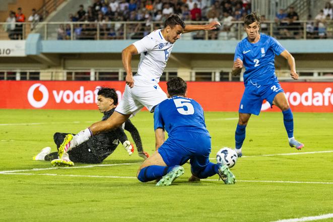 Zľava grécky brankár Christos Mandas, Dávid Strelec (Slovensko), Panagiotis Retsos a Giorgos Vagiannidis (obaja Grécko) počas prípravného zápasu Grécko – Slovensko v gréckom meste Heraklion.