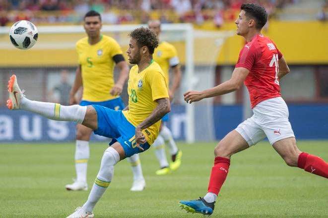 Vľavo Neymar Jr (Brazília) a vpravo Alessandro Schöpf (Rakúsko).