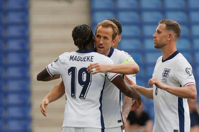 Anglický futbalista Harry Kane (uprostred) oslavuje so spoluhráčmi po strelení úvodného gólu svojho tímu.