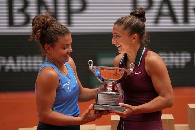 Jasmine Paoliniová (vľavo) a Sara Erraniová oslavujú s trofejou po finálovom zápase ženskej štvorhry na French Tennis Open.