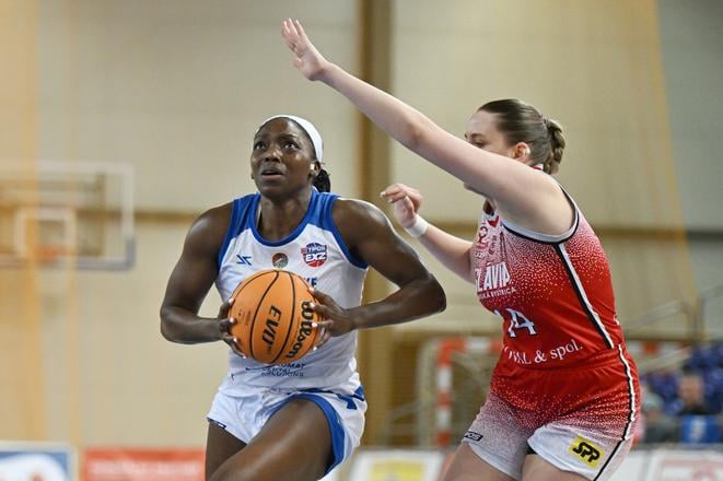 Ke’Shunan Jamesová (vľavo) a hráčka Banskej Bystrice Alexandra Chovaníková počas prvého zápasu finále extraligy Piešťanské Čajky - Slávia Banská Bystrica v apríli 2025.