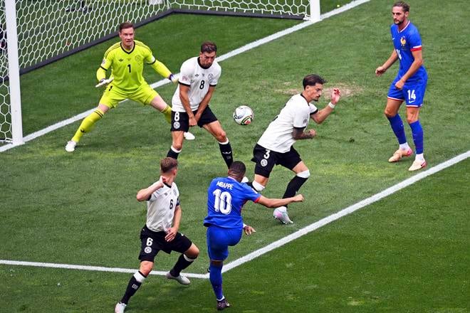 Kylian Mbappé strieľa prvý gól Francúzov proti Nemecku v súboji o tretie miesto v Lige národov.Marijan Murat/dpa via AP
