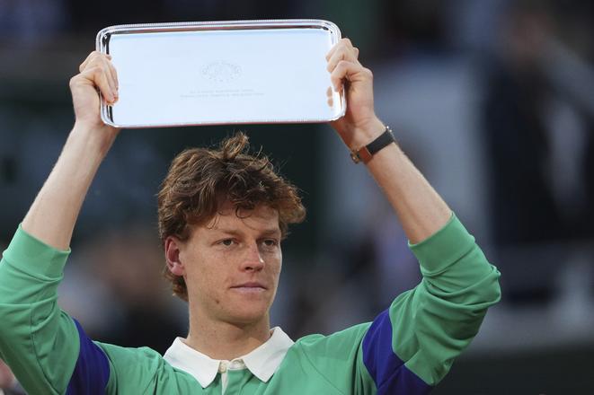 Jannik Sinner s trofejou za druhé miesto.