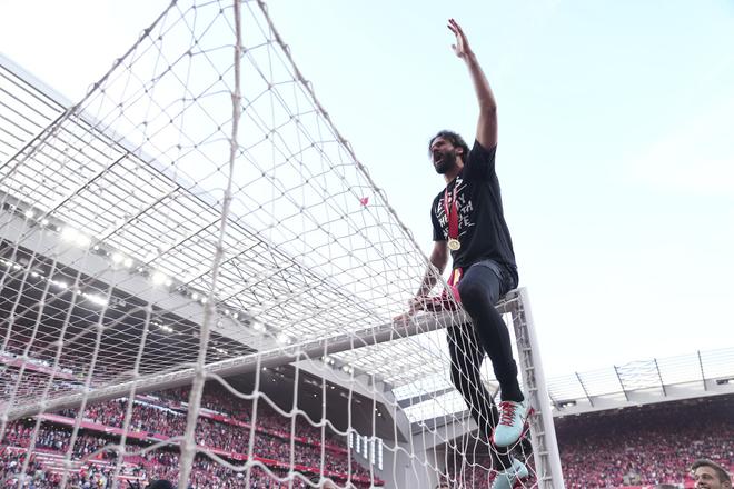 Brankár Alisson oslavuje titul v Premier League.