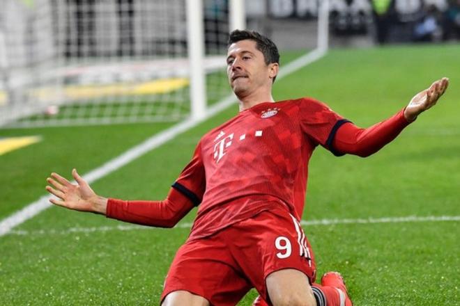 Robert Lewandowski v drese Bayernu Mníchov, za ktorý hrával v rokoch 2014 - 2022.