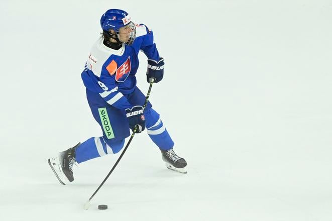 Luka Radivojevič (Slovensko) strieľa gól  v zápase o 7. miesto Slovensko - Nemecko na hokejovom turnaji hráčov do 18 rokov Hlinka Gretzky Cup (HGC) v Trenčíne v piatok 4. augusta 2023.