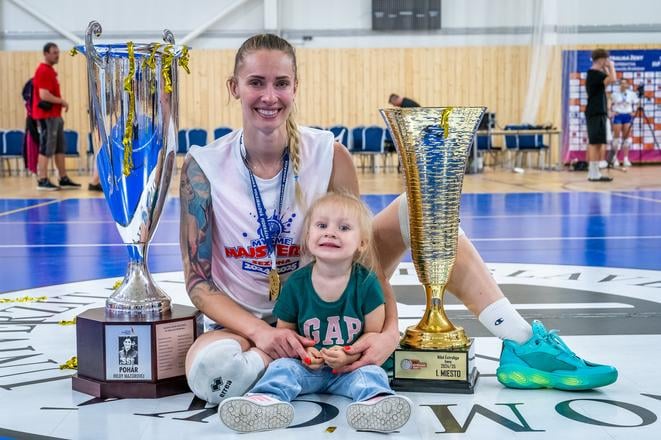 Romana Hudecová na konci extraligovej sezóny so svojimi najcennejšími trofejami.
