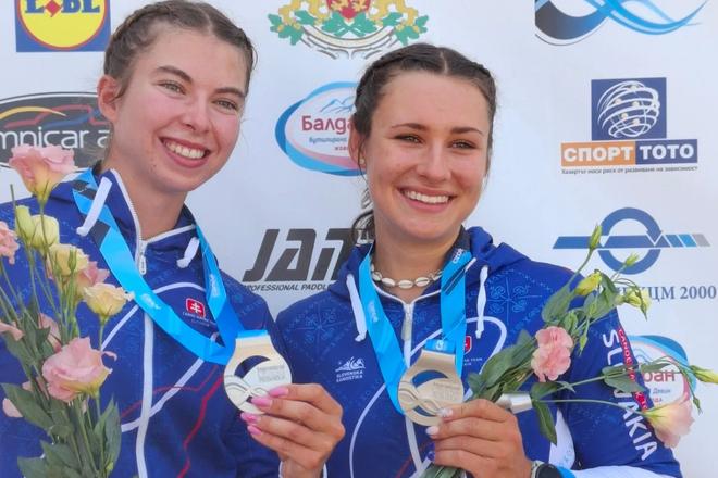 Bianka Sidová (vľavo) a Réka Bugárová sa takto radovali vlani v júli z titulu vicemajsteriek sveta v K2 na 500 metrov v kategórii do 23 rokov na šampionáte v bulharskom Plovdive.