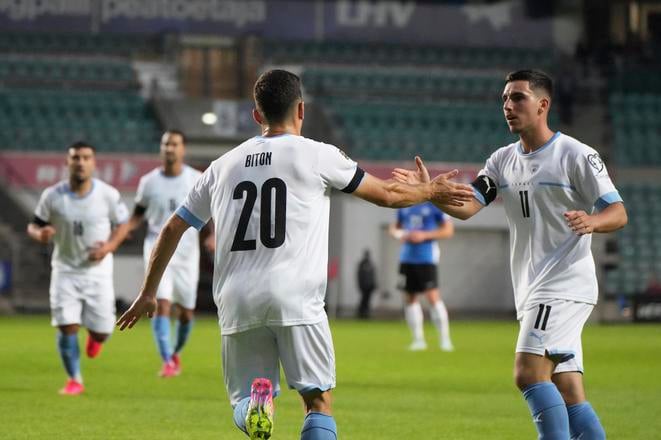 Izraelský futbalista Dan Biton sa raduje z gólu so spoluhráčom v kvalifikačnom zápase I-skupiny Estónsko - Izrael o postup na MS 2026 v Tallinne.
