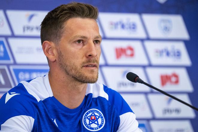 Na snímke futbalový reprezentant SR Patrik Hrošovský počas tlačovej konferencie pred prípravným zápasom Izrael – Slovensko v maďarskom Debrecíne.