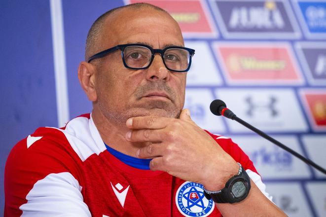 Tréner futbalovej reprezentácie SR Francesco Calzona počas tlačovej konferencie pred prípravným zápasom Izrael – Slovensko.