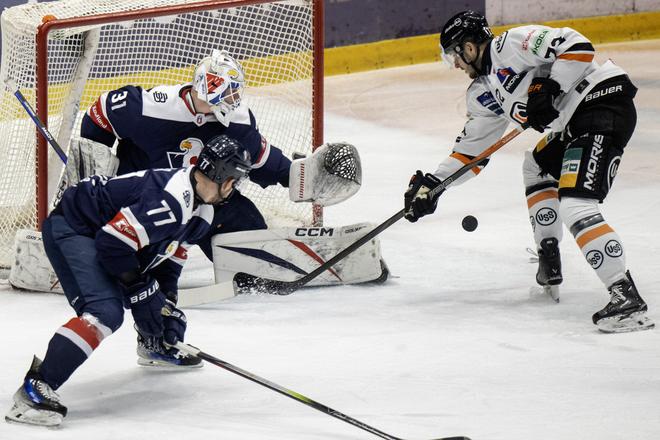 Uprostred brankár Henri Kiviaho, vľavo Branislav Kubka (Slovan) a vpravo Filip Krivošík (Košice) v hokejovom zápase 54. kola Tipos extraligy medzi HC Slovan Bratislava - HC Košice.