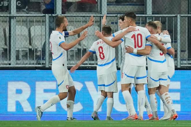 Hráč Česka Tomáš Souček sa raduje so spoluhráčmi po strelení gólu.