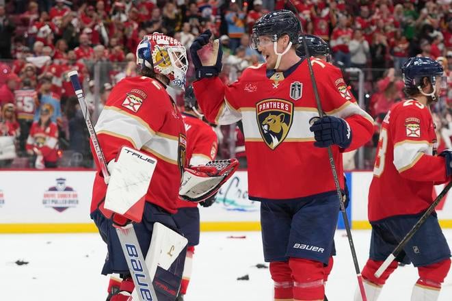 Hokejisti Floridy brankár Sergej Bobrovskij (vľavo) a Niko Mikkola sa tešia z výhry v treťom finálovom zápase NHL Florida Panthers - Edmonton Oilers.
