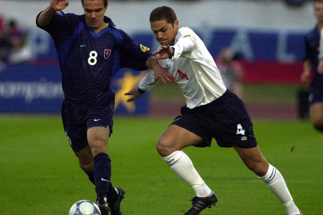 Szilárd Németh (vľavo) preniká cez Angličana Luka Younga v zápase B-skupiny majstrovstiev Európy 2000 futbalistov do 21 rokov. 