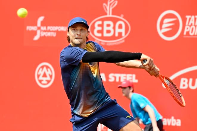 Na snímke slovenský tenista Jozef Kovalík odvracia úder Brita Jana Choinského v 1. kole dvojhry mužov na antukovom challengerovom turnaji Bratislava Open.