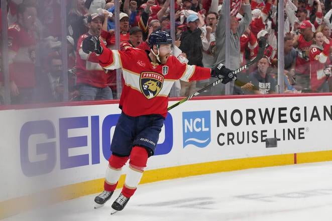 Útočník Floridy Sam Bennett sa teší z gólu do bránky Edmontonu, ktorým zvýšil vedenie svojho tímu na 4:1. Florida zdolala Edmonton v treťom finálovom súboji play-off 6:1 a celkovo vedie v sérii 2:1 na zápasy.