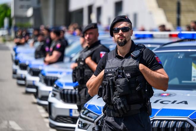 Na snímke policajti a nové policajné vozidlá Škoda Kodiaq pred Národným futbalovým štadiónom počas tlačovej konferencie k opatreniam Ministerstva vnútra SR v súvislosti s pripravovanými ME do 21 rokov vo futbale.