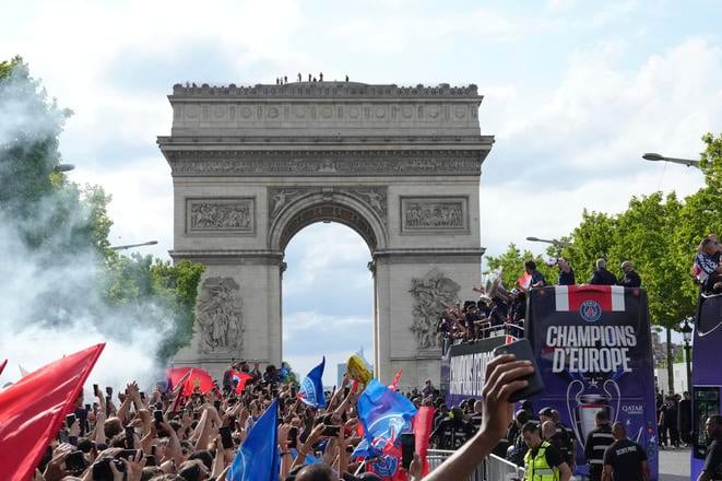 Hráči PSG oslavujú víťazstvo v Lige majstrov na Champs-Elysee. AP Photo/Aurelien Morissard