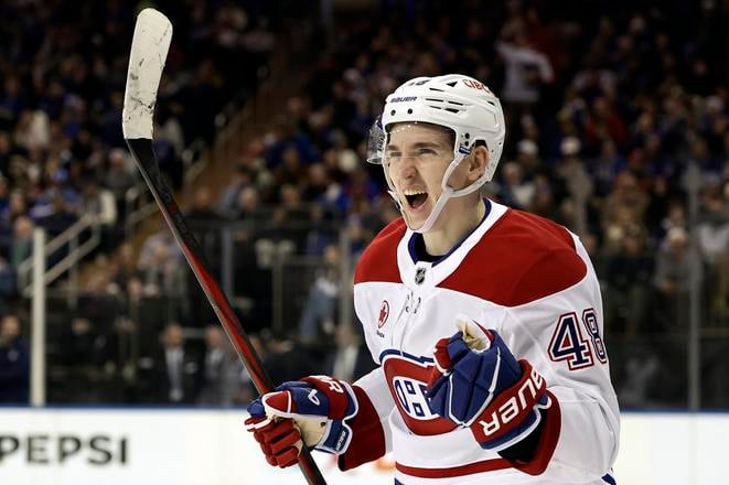 Obranca Lane Hutson z Montrealu Canadiens sa stal najlepším nováčikom NHL v sezóne 2024/2025.