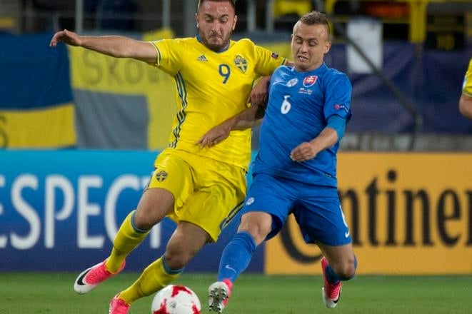 Stanislav Lobotka (vpravo) v súboji s Muamerom Tankovicom v zápase A skupiny ME futbalistov do 21 rokov Slovensko - Švédsko.