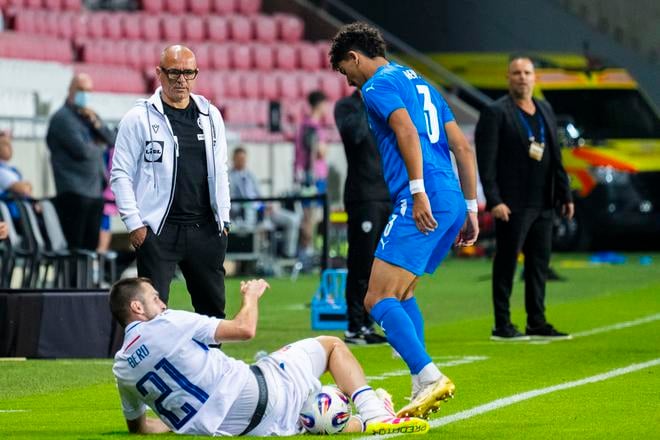 Tréner slovenskej futbalovej reprezentácie Francesco Calzona, Matúš Bero (dole) a Roy Revivo (Izrael) počas prípravného zápasu Izrael – Slovensko.