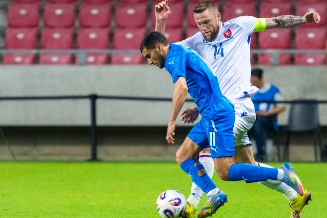  Liel Abada (vľavo) a Milan Škriniar počas prípravného zápasu Izrael – Slovensko.