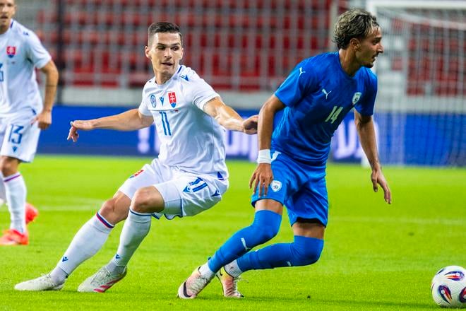 Ľubomír Tupta (vľavo) a Guy Mizrahi (Izrael) počas prípravného zápasu Izrael – Slovensko.