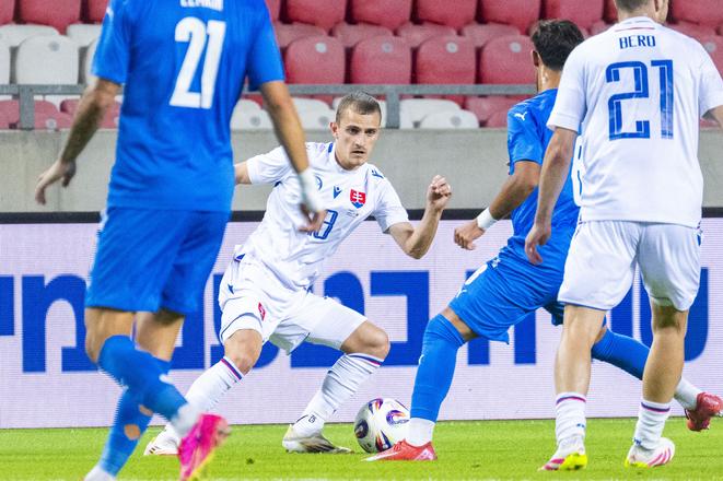 Stav Lemkin (vľavo), debutant Matúš Kmeť (Slovensko) a Matúš Bero (Slovensko) počas prípravného zápasu Izrael – Slovensko.