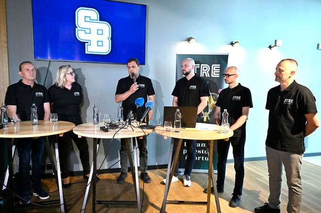 Výkonný riaditeľ JTRE Pavel Pelikán (sprava), šéf marketingu JTRE Daniel Suchý, výkonný riaditeľ HC Slovan Bratislava Peter Kúdelka, generálny manažér basketbalového klubu mužov Inter Bratislava Michal Ondruš, prezidentka basketbalového klubu žien BK Slovan Bratislava Beáta Kozmonová a prezident volejbalového klubu VKP FTVŠ UK Bratislava Peter Novák.