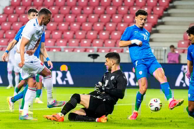 Ivan Schranz strieľa na bránu, už na zemi izraelský brankár Omri Glazer, loptu sa snaží odkopnúť Stav Lemkin. To bola naša najväčšia príležitosť v Debrecíne.