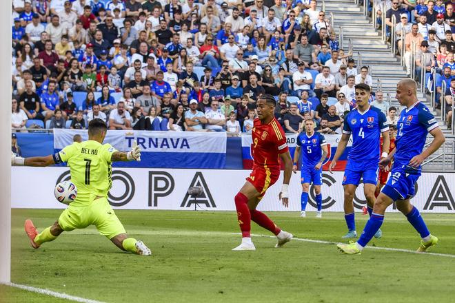 Mateo Joseph strieľa gól na 2:0 pre Španielsko v úvodnom zápase Eura 2025. Prizerá sa ja Adam Obert s číslom 4.