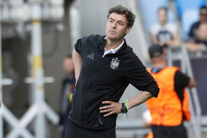 Tréner Španielov Santi Denia počas zápasu proti Slovensku.