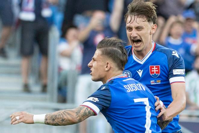 Tomáš Suslov a Dominik Hollý sa tešia z vyrovnávajúceho gólu na 2:2.