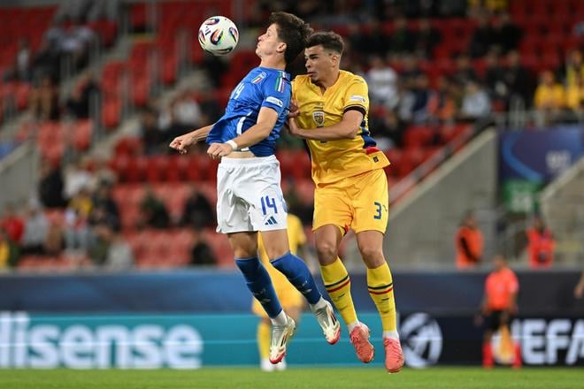 Giovanni Fabbian (Taliansko) a vpravo Cristian Ignat (Rumunsko) počas zápasu základnej A-skupiny Taliansko - Rumunsko.