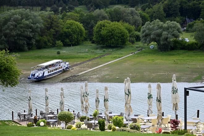 The sightseeing boat Bohemia rests on the shore due to low water levels at the Domaša – Dobrá recreational area, photographed on 28 May 2025 in Kvakovce, Vranov nad Topľou district.