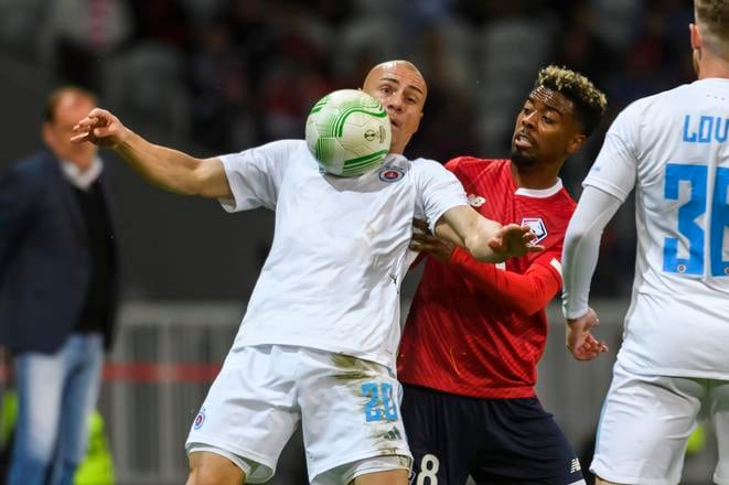 Zľava Džaba Kankava (Slovan) a Angel Gomes (OSC Lille).