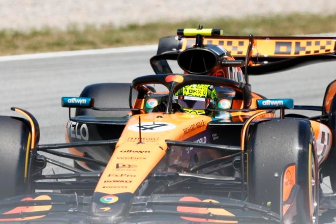 Lando Norris na McLarene počas VC Španielska. AP Photo/Joan Monfort