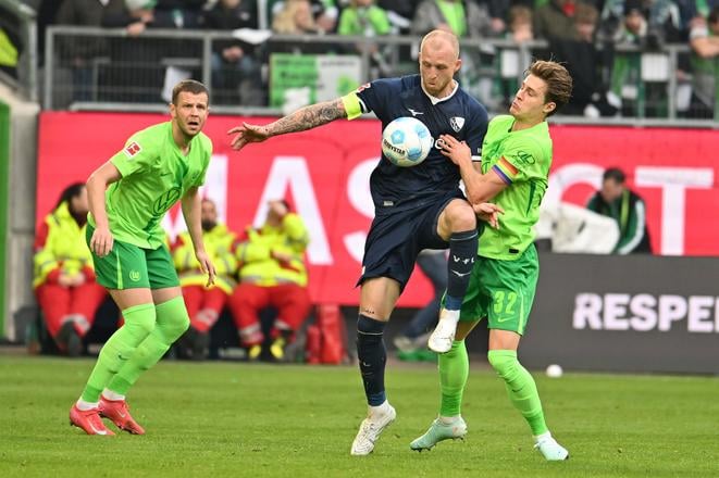 Hráč Bochumu Philipp Hofmann (uprostred) a hráči Wolfsburgu Mattias Svanberg (vpravo) a Denis Vavro (vľavo) počas zápasu 23. kola nemeckej Bundesligy VfL Wolfsburg - VfL Bochum.