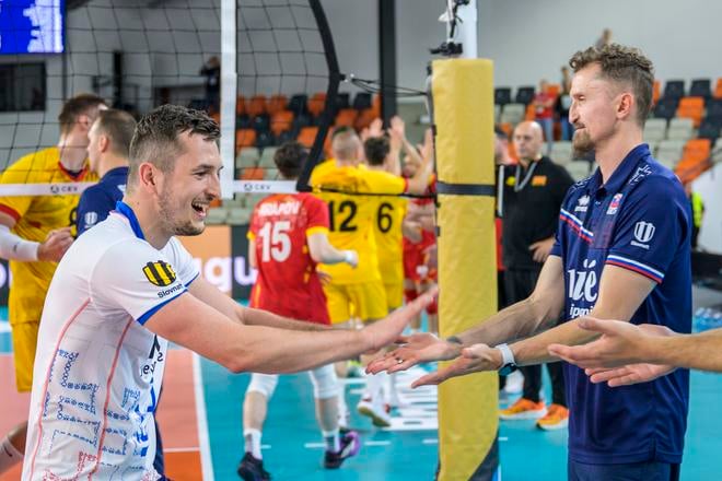 Súčasný kapitán Jakub Ihnát (vľavo) s niekdajším kapitánom a už asistentom trénera Michalom Masným, ktorý má na Algavre pekné spomienky.