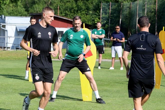 Asistent trénera Vladimír Cifranič (v strede) počas tréningu hráčov futbalového klubu FK Železiarne Podbrezová. 