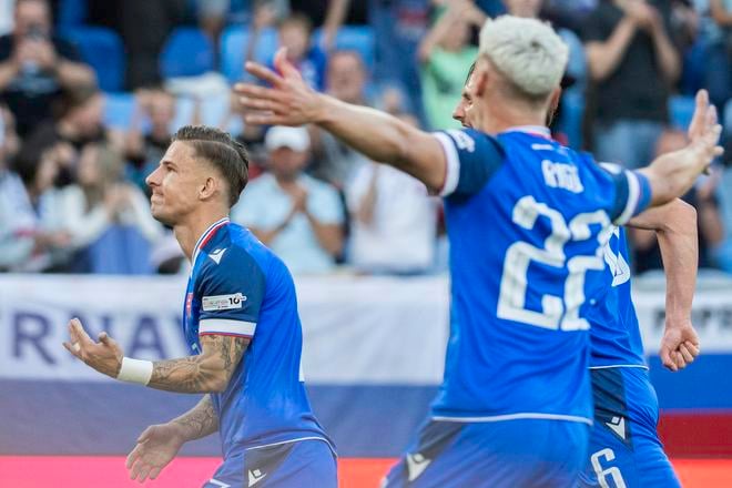 Tomáš Suslov a Tomáš Rigo oslavujú gól v sieti súpera.