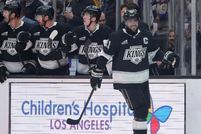 Anže Kopitar získal tretiu Lady Byng Trophy.