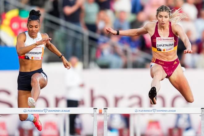 Panamčanka Gianna Woodruffová a Emma Zapletalová počas pretekov v behu na 400 m cez prekážky v Oslo.