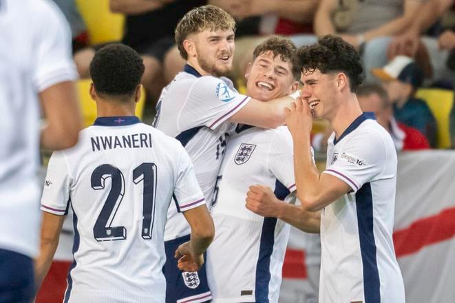 Radosť Angličanov po góle na 3:1. Sprava Archie Gray, strelec gólu Charlie Cresswell, Harvey Elliott a Ethan Nwaneri počas zápasu základnej B-skupiny Česko - Anglicko v Dunajskej Strede.