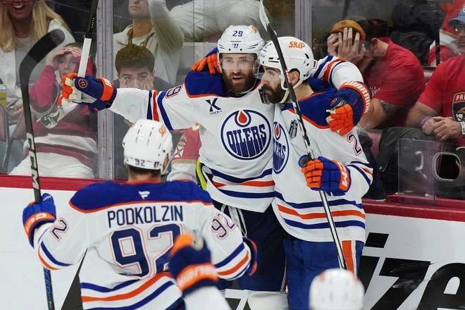 Leon Draisaitl z Edmontonu sa teší so spoluhráčmi z víťazného gólu vo finálovej sérii NHL proti Floride.