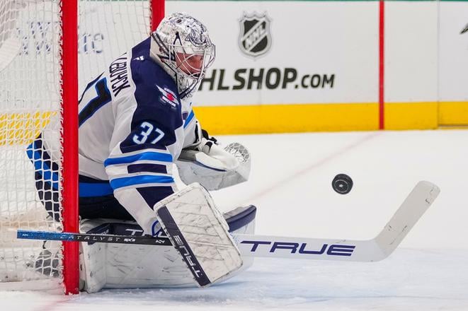 Brankár WInnipegu Connor Hellebuyck.